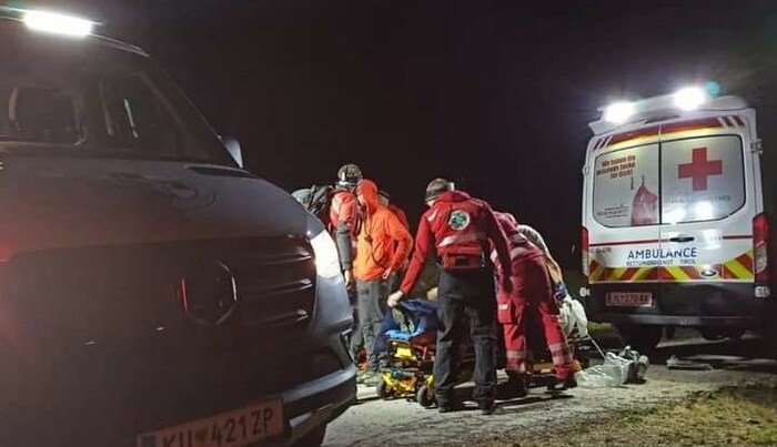 Die Rettung übernahm den Verletzten und brachte ihn ins Krankenhaus Kufstein.
