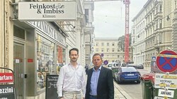 FPÖ-Gemeinderat Toni Mahdalik mit Inhaber Benjamin Klimon (Bild: FPÖ Wien / Toni Mahdalik)
