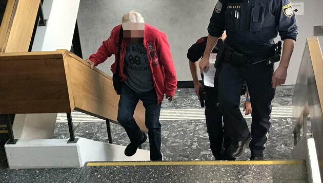 Freiwillig wollte sich der Tiroler dem Verfahren nicht stellen und musste von zwei Polizisten ...