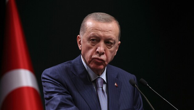 Erdogan hat sein Versprechen eingelöst und Schwedens NATO-Beitritt dem türkischen Parlament vorgelegt. (Bild: AFP)