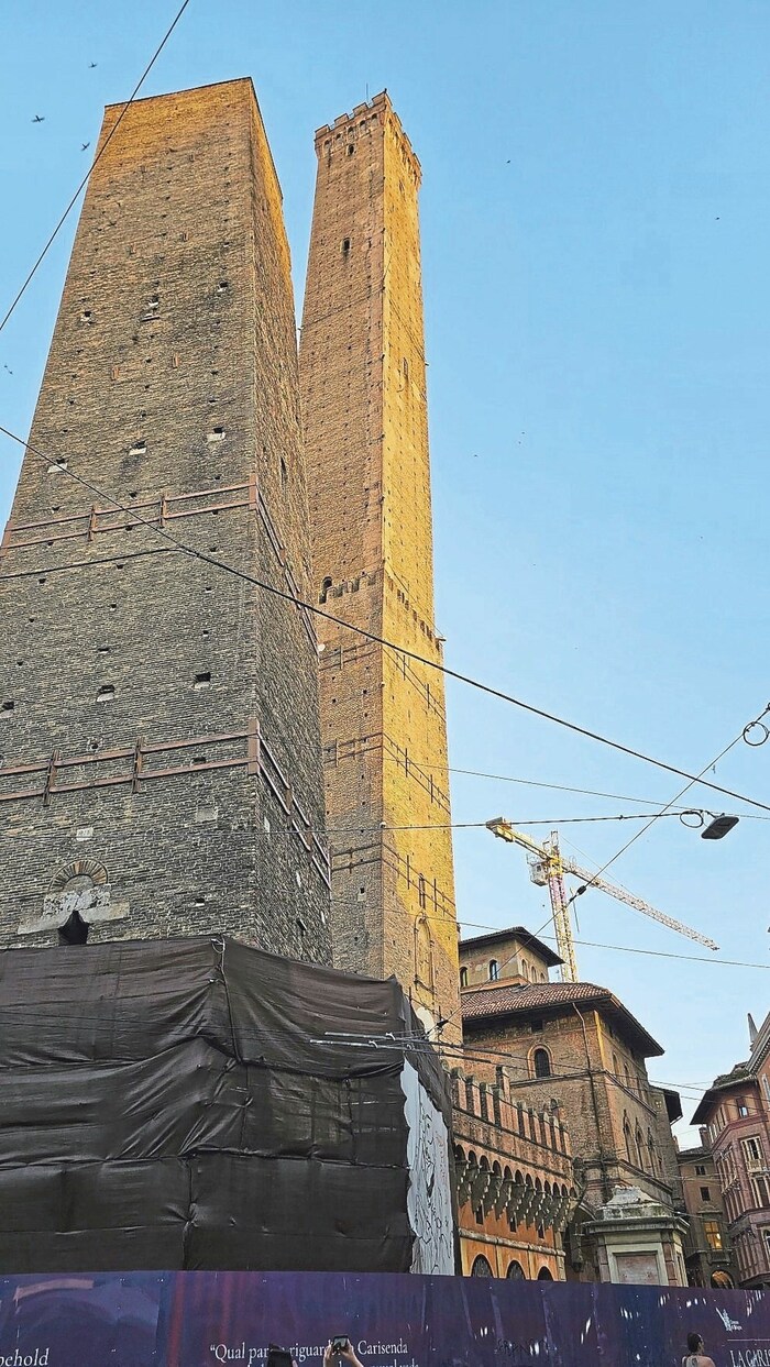 Die berühmten schiefen Türme Asinelli (48 Meter, li.) und Garisenda (97 m) im Zentrum von ...