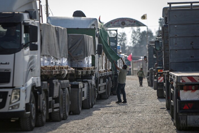 Am Grenzübergang Rafah stehen viele Hilfstrucks bereit.