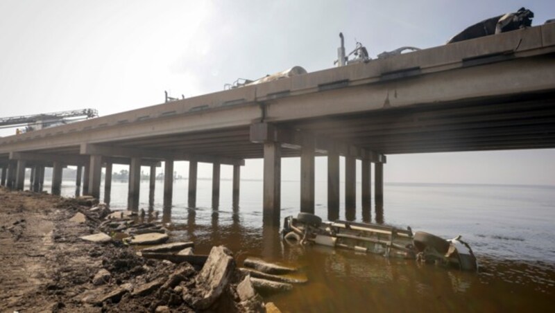 Einige der Fahrzeuge fingen Feuer, andere stürzten ins Wasser. (Bild: AP)