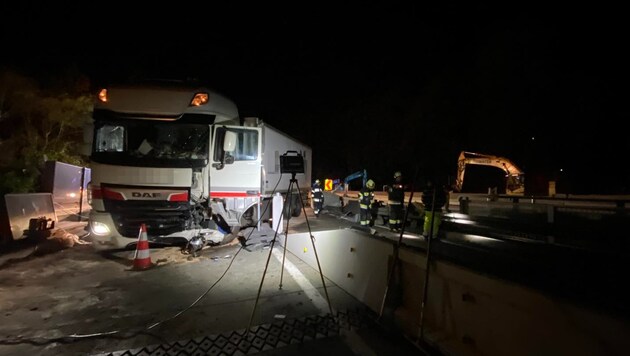 Die gesamte Fahrbahn wurde durch den Lkw blockiert. (Bild: FF Krumpendorf)