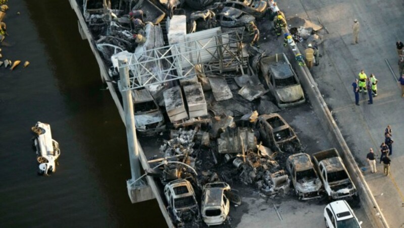 Die Autobahn verwandelte sich in ein Trümmerfeld. (Bild: AP )