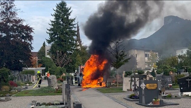 Der E-Klein-Lkw wurde zu einem Raub der Flammen.