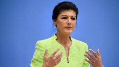 Die 54-Jährige hatte am Montag mit mehreren Mitstreitern das „Bündnis Sahra Wagenknecht“ vorgestellt. (Bild: APA/AFP/John MACDOUGALL)