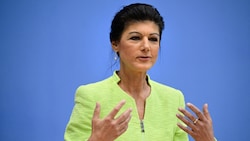 Die 54-Jährige hatte am Montag mit mehreren Mitstreitern das „Bündnis Sahra Wagenknecht“ vorgestellt. (Bild: APA/AFP/John MACDOUGALL)