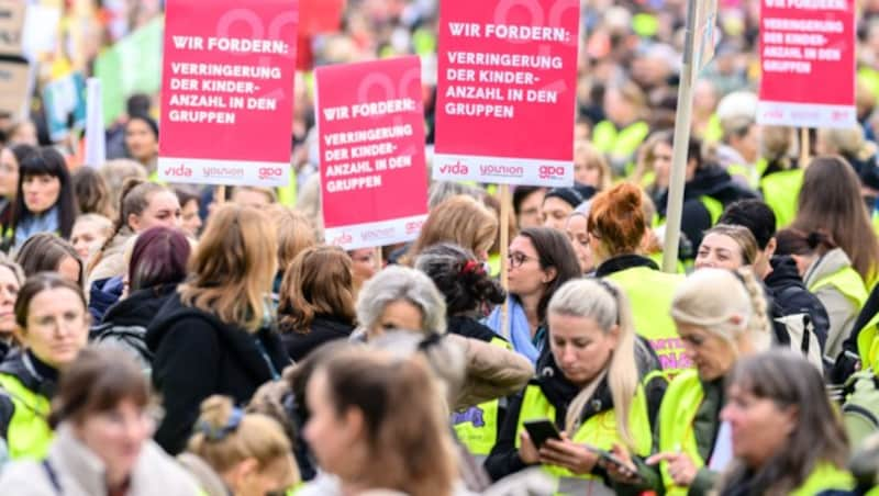 In Wien protestierte das Kindergartenpersonal für bessere Arbeitsbedingungen. (Bild: APA/MAX SLOVENCIK)