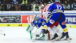 Paul Huber (M.) und die Bulls zerschellten an der VSV-Mauer mit Goalie „JP“ Lamoureux.