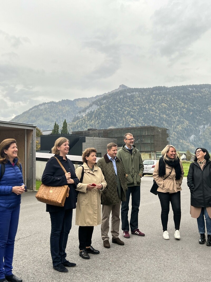 Zweite Station auf der Delegationsreise: Bezau im Bregenzerwald, hier mit Barbara Riener, Barbara Eibinger-Miedl, Ursula Lackner, Kurt Wallner (Bild: Hannah Michaeler)