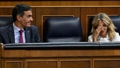 von links: Spaniens Ministerpräsident Pedro Sánchez und Sumar-Chefin Yolanda Diaz haben sich auf ein Programm für eine Koalition geeinigt, obwohl sie zusammen keine Mehrheit haben. (Bild: AFP)