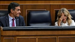 von links: Spaniens Ministerpräsident Pedro Sánchez und Sumar-Chefin Yolanda Diaz haben sich auf ein Programm für eine Koalition geeinigt, obwohl sie zusammen keine Mehrheit haben. (Bild: AFP)