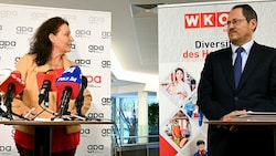 Stehen sich bei den KV-Verhandlungen gegenüber: GPA-Chefverhandlerin Helga Fichtinger und WKÖ-Handelsobmann Rainer Trefelik (Bild: APA/Helmut Fohringer)