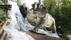 Betreiber Christoph Rahofer „begrüßt“ den neuen, lebensechten Centrosaurus in seinem Dino-Park in Tattendorf. (Bild: Judt Reinhard)