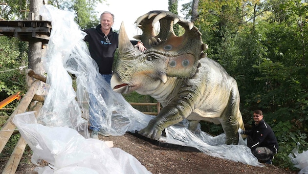 Betreiber Christoph Rahofer „begrüßt“ den neuen, lebensechten Centrosaurus in seinem Dino-Park in Tattendorf. (Bild: Judt Reinhard)