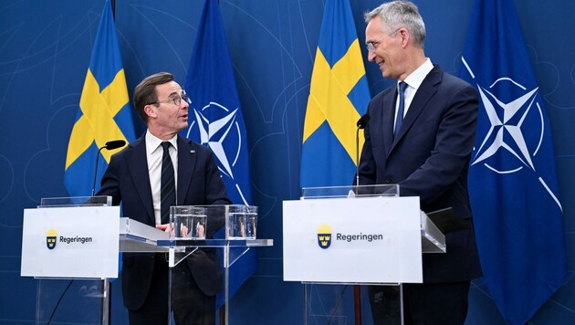 Schwedens Premierminister Ulf Kristersson (links) und NATO-Generalsekretär Jens Stoltenberg (Bild: AFP)