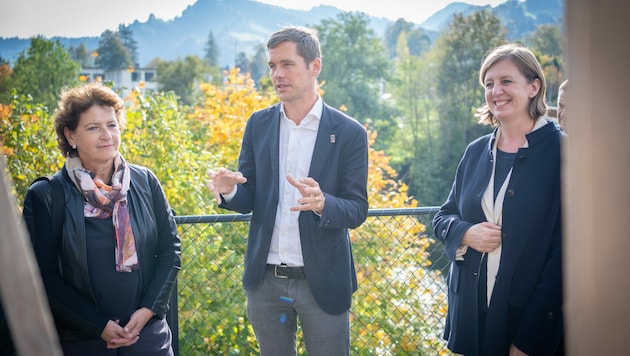 Mathias Müller mit Landesrätinnen Ursula Lackner (li.) und Barbara Eibinger-Miedl. (Bild: Purgstaller/Land Steiermark)