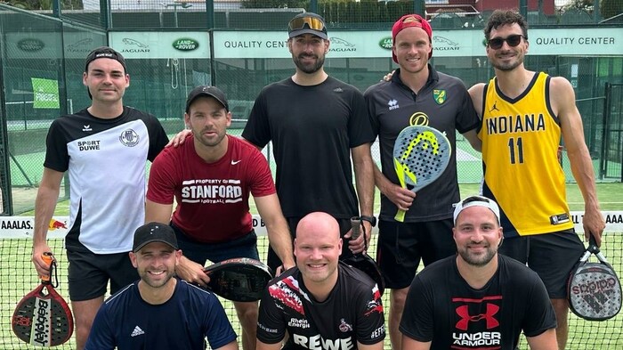 Mats Hummels (hinten/re.) und Kumpel Hendrik Bonmann (hinten/Zweiter von rechts) beim Padel-Tennis auf Mallorca.