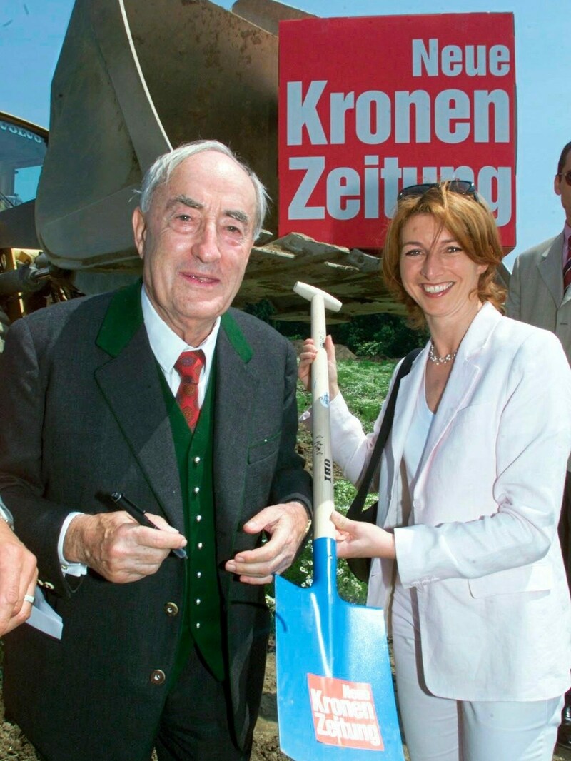 Der Spatenstich für das Druckzentrum in St. Andrä im Lavanttal wurde im Juni 2001 gefeiert: Hans Dichand, der Herausgeber der „Krone“, und Politikerin Gaby Schaunig. (Bild: Wiedergut)