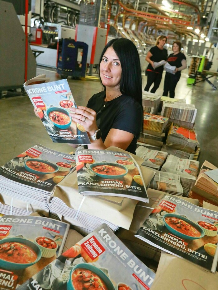 Laura Zwitkovits und Kolleginnen im Expedit im Druckzentrum.