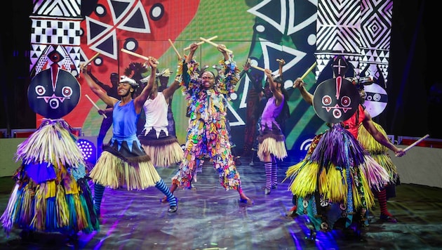 Farbenfroh, akrobatisch, spektakulär. Bis zum 5. November gastiert „Afrika! Afrika!“ noch am ...