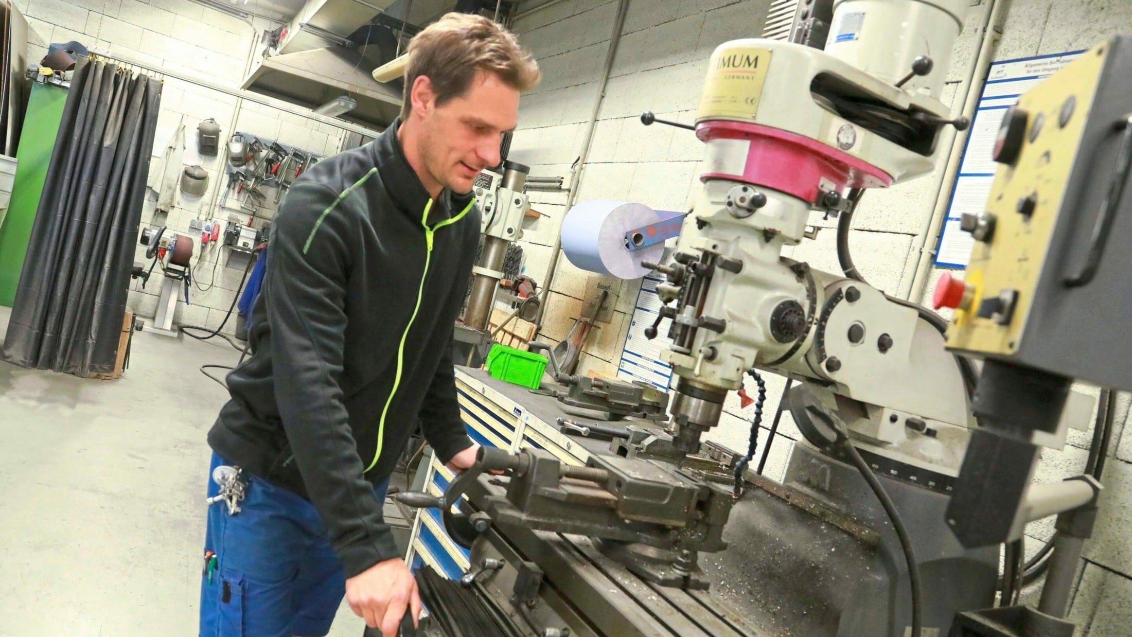Bernd Brunner in der Werkstatt: Wartungsarbeiten werden im Schichtbetirieb rund um die Uhr ...