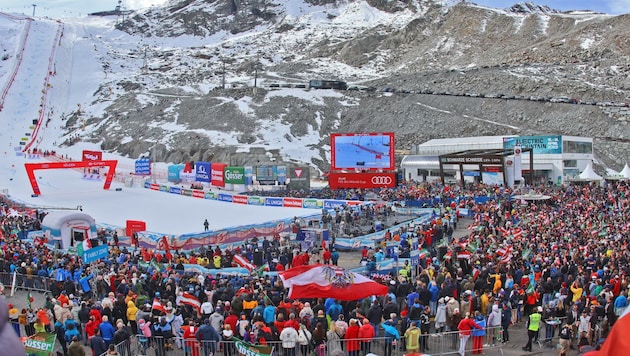 Der frühe Weltcup-Auftakt in Sölden wird kritisiert, der Werbewert der Veranstaltung ist ...