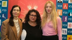 V. li.: Viennale-Chefin Eva Sangiorgi mit Sudabeh Mortezei und Lilith Stangenberg. (Bild: Viennale Roland Ferrigato)