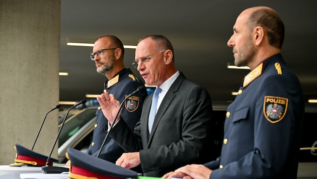 Von links nach rechts: Landespolizeidirektor Andreas Pilsl, Innenminister Gerhard Karner und Generaldirektor für die öffentliche Sicherheit Franz Ruf präsentierten das Sicherheitsbudget für das kommende Jahr in Linz. (Bild: Dostal Harald)