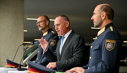 Von links nach rechts: Landespolizeidirektor Andreas Pilsl, Innenminister Gerhard Karner und Generaldirektor für die öffentliche Sicherheit Franz Ruf präsentierten das Sicherheitsbudget für das kommende Jahr in Linz. (Bild: Dostal Harald)