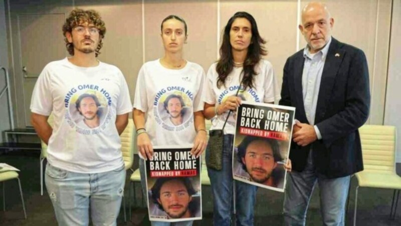 Der österreichische Parlamentarier Martin Engelberg mit Angehörigen der von der Hamas nach Gaza entführten Israelis. (Bild: zVg)