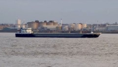 Diese Aufnahme aus einem undatierten Video zeigt das Frachtschiff Verity in Hamburg, Norddeutschland. (Bild: APA/AFP/NEWS5/STRINGER)