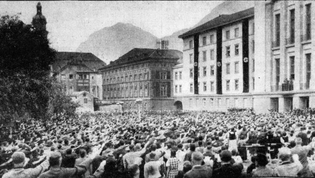 Foto aus den Innsbrucker Nachrichten 1940: Die Massen bejubelten vor dem neuen Gauhaus den ...