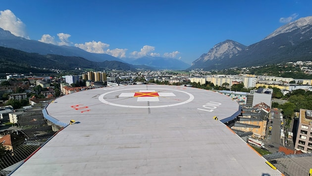 Nach der Verzögerung kann der Hubschrauberlandeplatz auf der Innsbrucker Klinik am Freitag ...