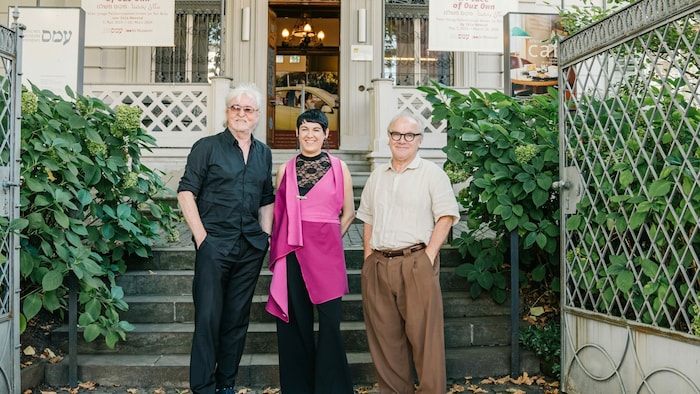 Reinhold Bilgeri, Sabina Hank und Michael Köhlmeier vor dem Jüdischen Museum Hohenems.