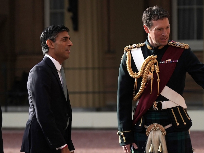 Major Johnny Thompson bringt den britischen Premierminister Rishi Sunak zum König. (Bild: ROTA / Camera Press / picturedesk.com)