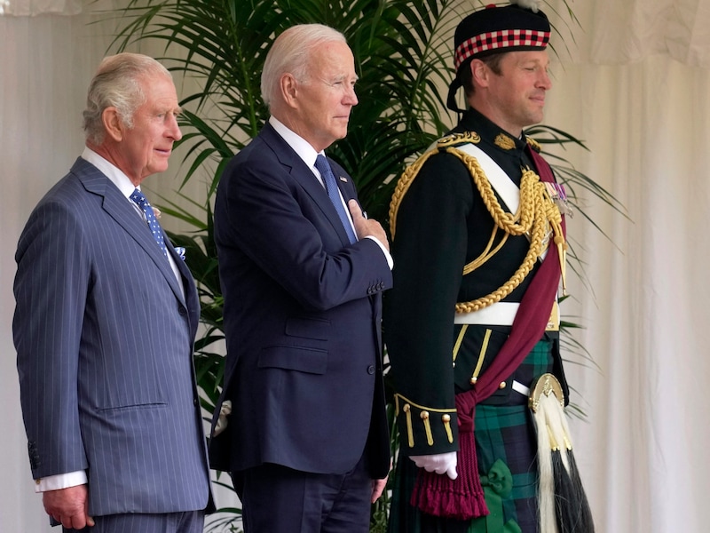 König Charles, US-Präsident Joe Biden und Lieutenant Colonel Johnny Thompson (Bild: APA/AFP/POOL/Kin Cheung)