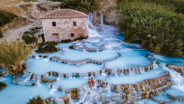 Die Cascate del Mulino in Saturnia sind öffentlich zugänglich und kostenlos. Wer das Thermalwasser in den natürlichen Becken alleine genießen möchte, hat die Chance dazu eher in den Tagesrandzeiten. (Bild: Fokke Baarssen - stock.adobe.com)