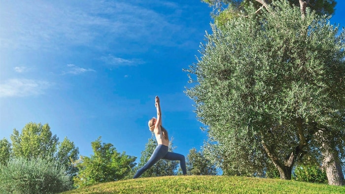 Yoga zwischen den Olivenbäumen, die das Öl in der Gastronomie der Therme liefern.