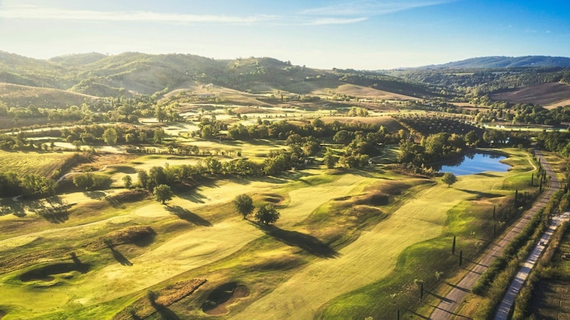 Es bietet 124 Zimmer, ein preisgekröntes Spa und einen Golfplatz. (Bild: Terme di Saturnia)