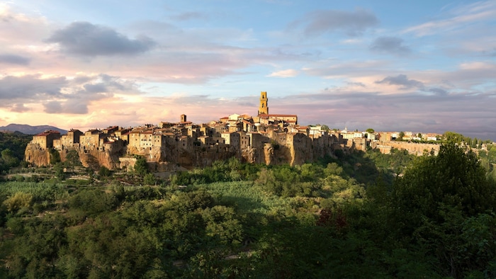 Pitigliano liegt malerisch auf einem Tuffsteinfelsen und zählt zu den schönsten Dörfern ...