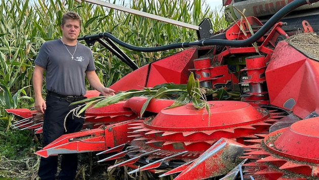 Mit diesem Häcksler war Martin Thaler am 8. Oktober unterwegs. Er zeigt auf die Messer, die zertrümmert wurden. (Bild: zoom.tirol)