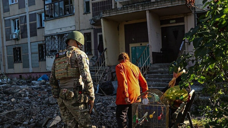 Evakuierung von Zivilpersonen (Bild: APA/AFP/National Police of Ukraine/Handout)