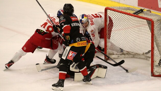 Raffl (re.) vorm Gegnertor - seine Präsenz tut dem Bulls-Spiel gut.