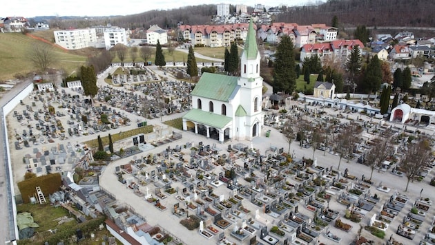 In Gmunden sollen am evangelischen Friedhof Wohnungen errichtet werden. (Bild: NEOS Gmunden)