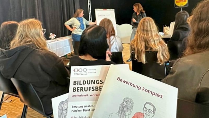 Wie schreibe ich eine Bewerbung richtig? Die Besucher des Workshops haben fleißig mitnotiert. (Bild: Jennifer Kapellari)