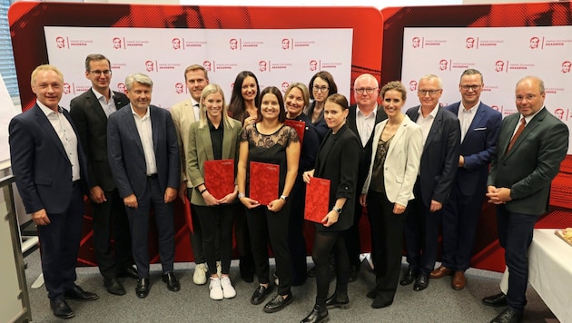 The graduates of the Hans-Dichand-Akademie 2023 with the management of Kronen Zeitung and Joanneum University of Applied Sciences (Bild: Christian Jauschowetz)