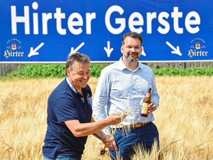 Braumeister Raimund Linzer und Niki Riegler, Eigentümer der Privatbrauerei Hirt.