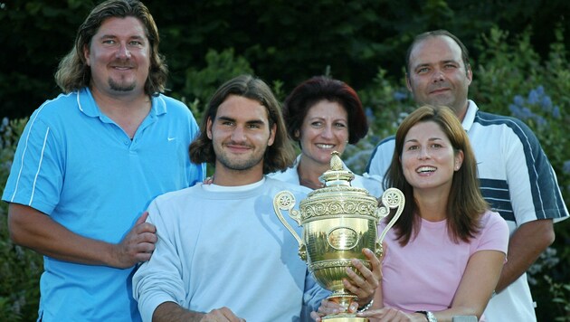 2003 feierte Roger Federer (2.v.l.) seinen ersten Grand-Slam-Sieg an der Seite von Peter ...
